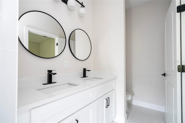 33 W 7th St, Apopka, FL 32703 - full bath featuring double vanity, toilet, and baseboards