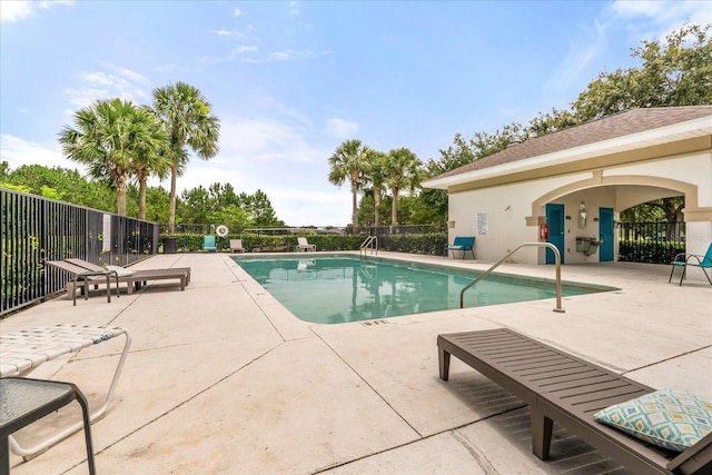 9644 Myrtle Creek Ln, Orlando, FL 32832 - community pool with a patio area