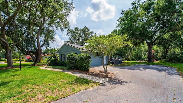 1202 Marshall Ct, Eustis, FL 32726 - view of side of property featuring driveway, a garage, and a yard