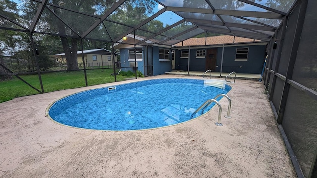 2928 NE 14th Ave, Ocala, FL 34479 - swimming pool with a patio area, a yard, and a lanai