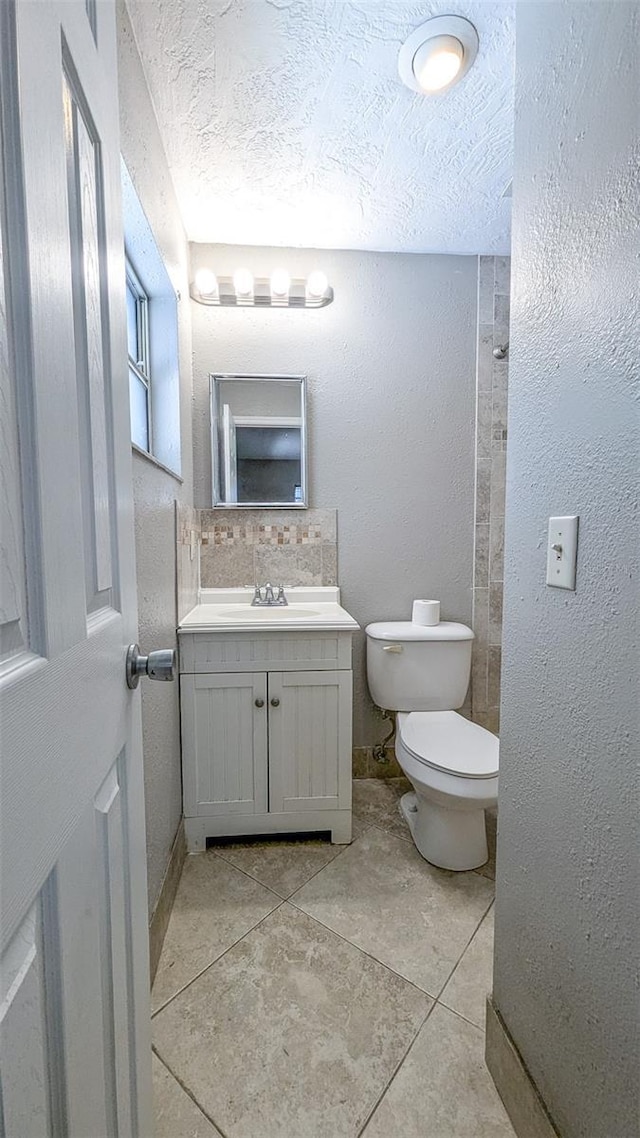 2928 NE 14th Ave, Ocala, FL 34479 - bathroom featuring toilet, vanity, and a textured ceiling