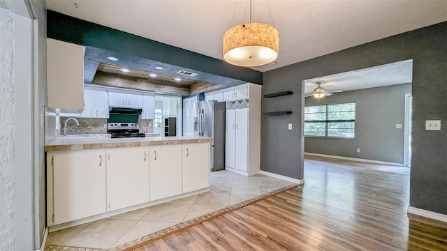 2928 NE 14th Ave, Ocala, FL 34479 - kitchen with stainless steel appliances, under cabinet range hood, a sink, a peninsula, and light countertops