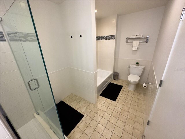 225 Celebration Pl Unit 527, Kissimmee, FL 34747 - full bath featuring tile patterned flooring, toilet, and tile walls