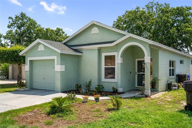 2903 Willow Oak Ct, Kissimmee, FL 34744 - single story home featuring stucco siding, an attached garage, driveway, a front yard, and roof with shingles