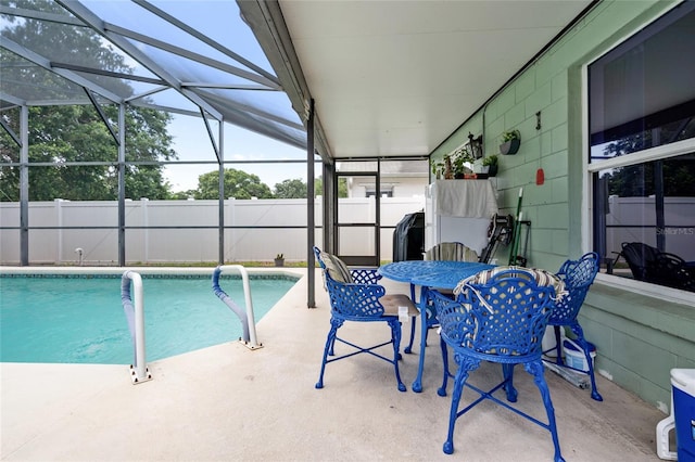2903 Willow Oak Ct, Kissimmee, FL 34744 - view of swimming pool featuring a patio, glass enclosure, and outdoor dining space