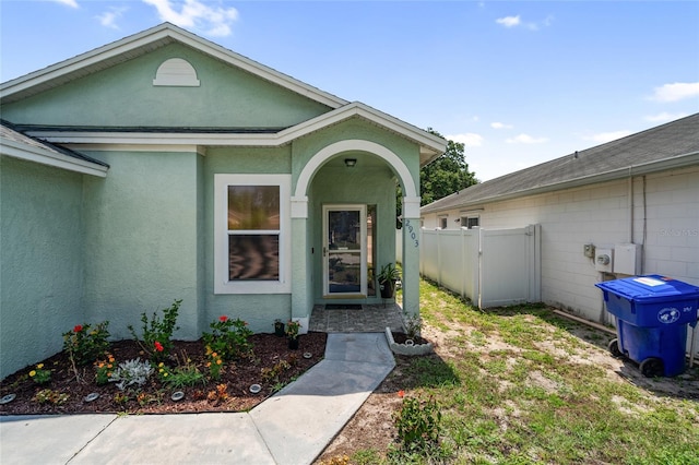 2903 Willow Oak Ct, Kissimmee, FL 34744 - doorway to property with stucco siding