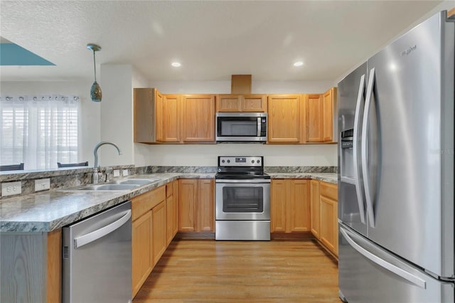 106 Turtle Run, Umatilla, FL 32784 - kitchen with stainless steel appliances, a sink, light wood-type flooring, a peninsula, and recessed lighting