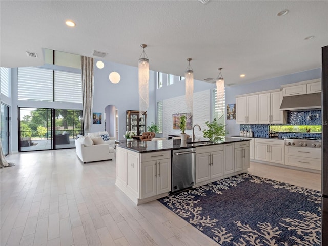 4071 Isabella Cir, Windermere, FL 34786 - kitchen with stainless steel appliances, under cabinet range hood, a sink, open floor plan, and decorative backsplash