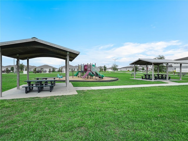 440 Patricia Alford Dr, Haines City, FL 33844 - surrounding community featuring a gazebo and a lawn
