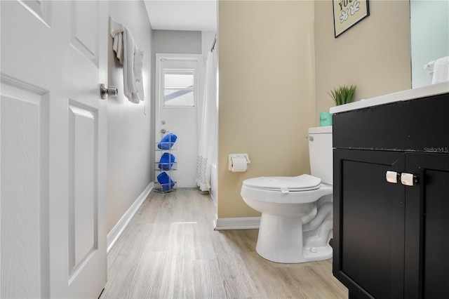 2406 Placid Way, Kissimmee, FL 34758 - full bathroom with wood finished floors, toilet, a shower with curtain, vanity, and baseboards