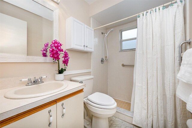 3033 Dunhill Dr, Cocoa, FL 32926 - full bath featuring toilet, vanity, and tiled shower