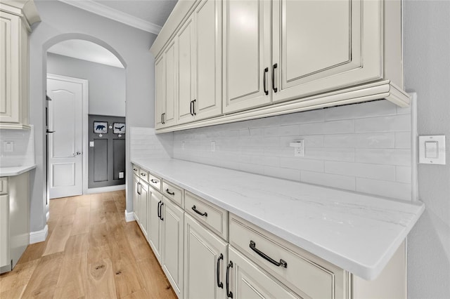 808 Sherbourne Cir, Lake Mary, FL 32746 - kitchen with arched walkways, tasteful backsplash, light wood-type flooring, and ornamental molding