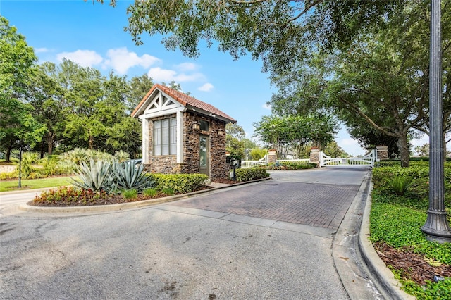 190 Osprey Hammock Trl, Sanford, FL 32771 - view of road with curbs and a gated entry