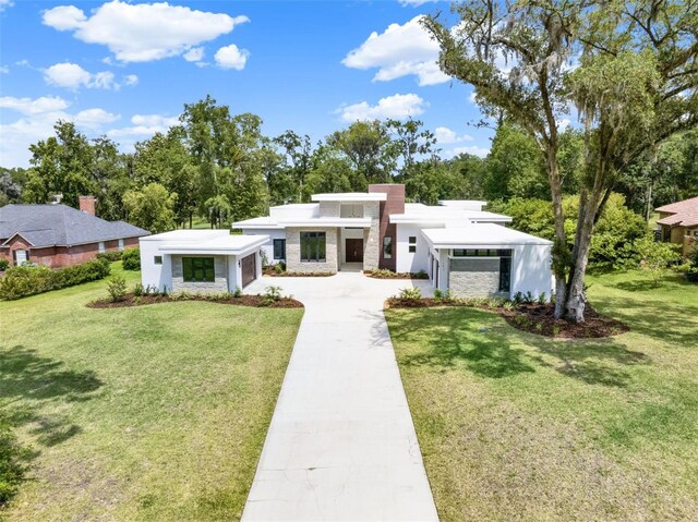 7615 SE 12th Cir, Ocala, FL 34480 - contemporary house featuring driveway, a front yard, and stucco siding