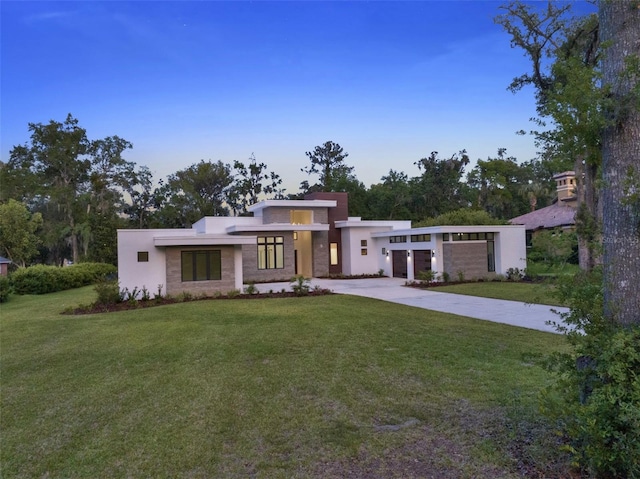 7615 SE 12th Cir, Ocala, FL 34480 - contemporary house featuring stucco siding, a front lawn, and concrete driveway