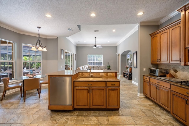 8475 Eagles Loop Cir, Windermere, FL 34786 - kitchen featuring a sink, baseboards, a center island with sink, ceiling fan, and arched walkways