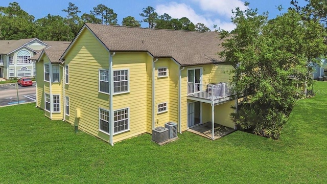 2040 Royal Bay Blvd Unit 31, Kissimmee, FL 34746 - back of property with a yard and a shingled roof