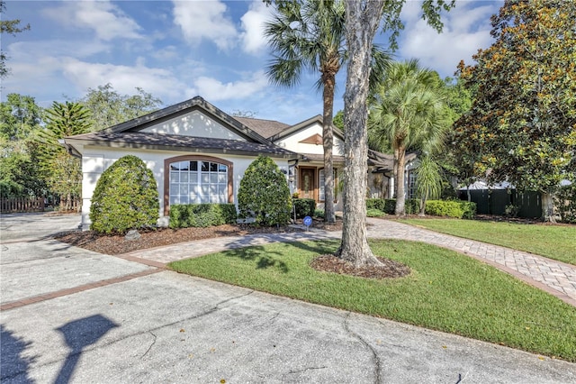 612 Golden Dawn, Apopka, FL 32712 - view of front facade featuring curved driveway and stucco siding