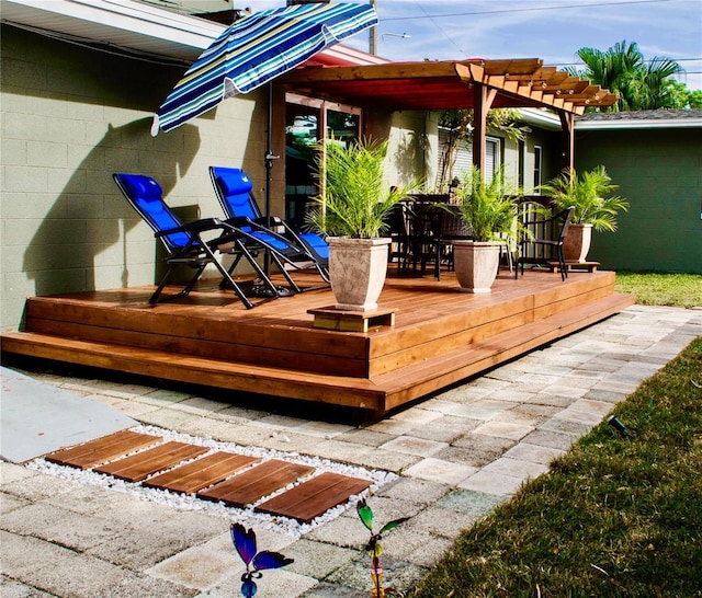 1919 E S St, Orlando, FL 32801 - wooden terrace with outdoor dining area