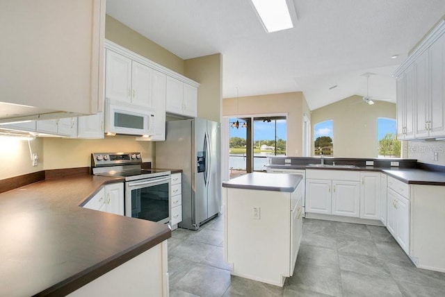 529 Quail Down Dr, Debary, FL 32713 - kitchen with stainless steel appliances, a sink, healthy amount of natural light, a peninsula, and vaulted ceiling