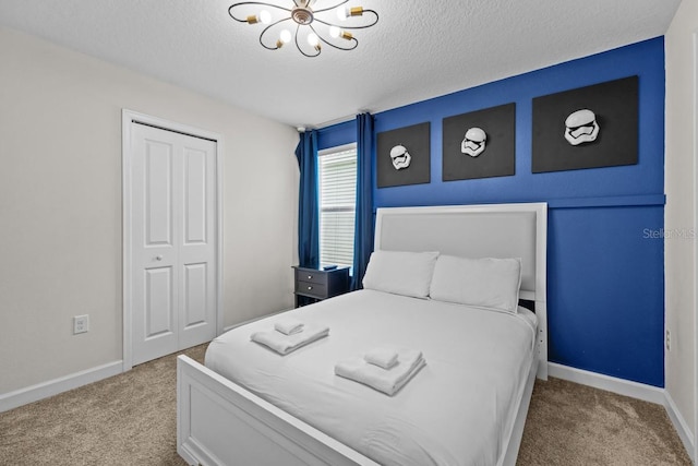 8822 Interlocking Ct, Davenport, FL 33896 - bedroom featuring carpet floors, a chandelier, a closet, a textured ceiling, and baseboards