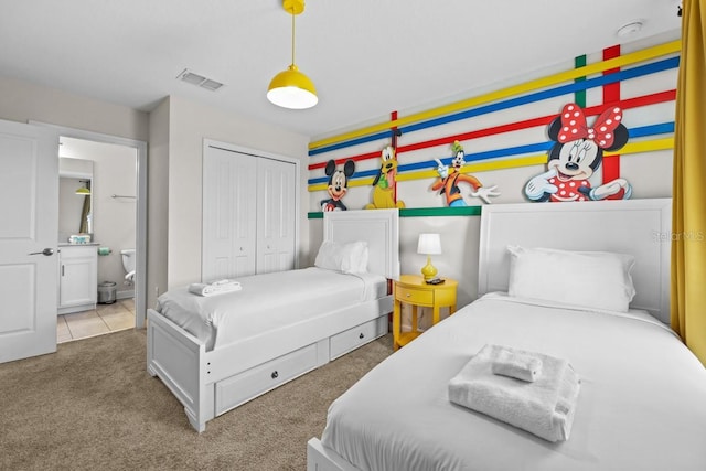 8822 Interlocking Ct, Davenport, FL 33896 - bedroom with carpet floors, a closet, and ensuite bath