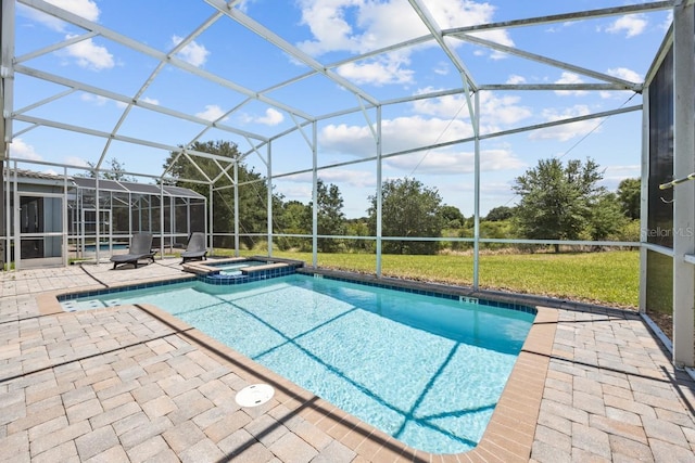 8822 Interlocking Ct, Davenport, FL 33896 - view of swimming pool with a patio area, a pool with connected hot tub, and a lanai