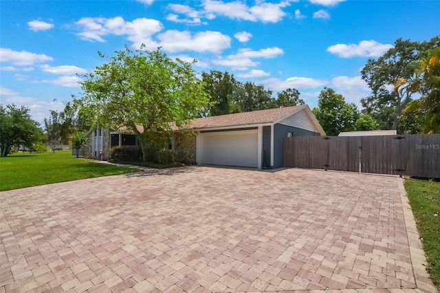 704 Tangerine Ct, Winter Garden, FL 34787 - garage with decorative driveway and a gate