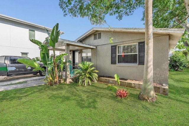 232 E Grant St, Orlando, FL 32806 - view of front of home with stucco siding and a front yard