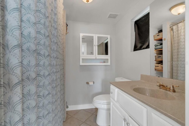 232 E Grant St, Orlando, FL 32806 - full bathroom featuring tile patterned flooring, toilet, vanity, baseboards, and a shower with curtain