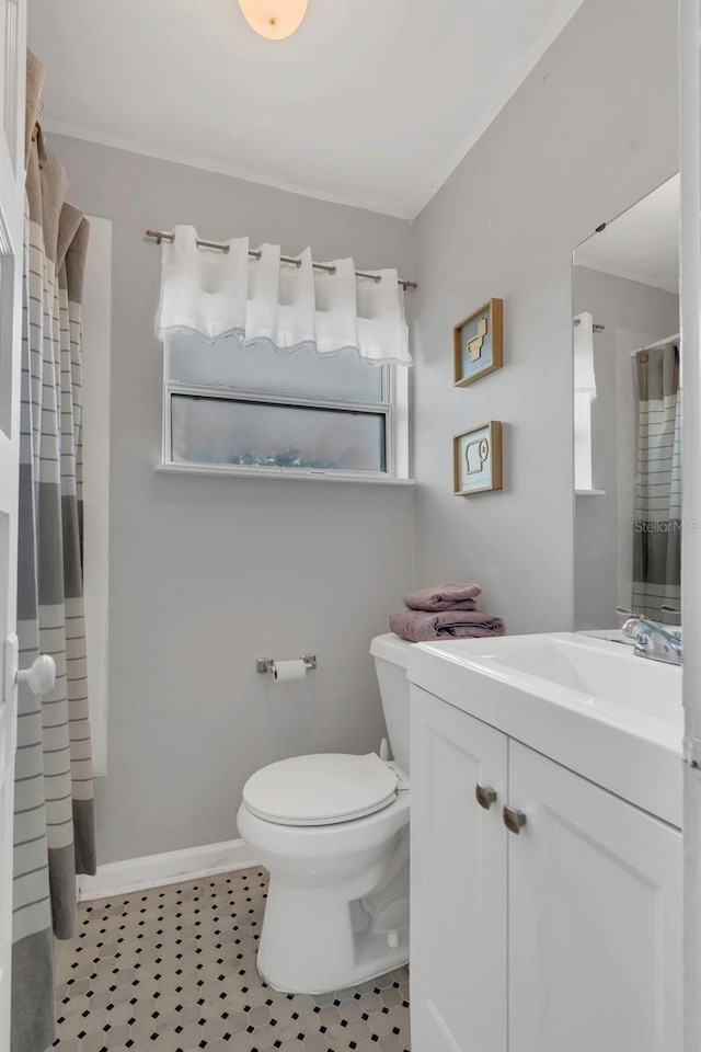 232 E Grant St, Orlando, FL 32806 - full bath with vanity, toilet, baseboards, and curtained shower