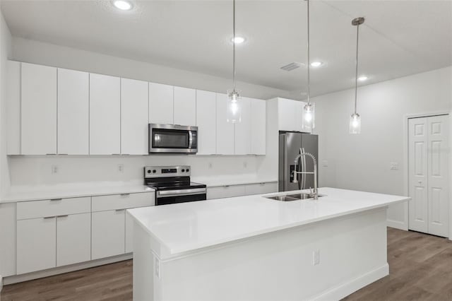 2565 W Laredo Dr, Citrus Springs, FL 34433 - kitchen with appliances with stainless steel finishes, a sink, dark wood-style flooring, white cabinets, and a kitchen island with sink