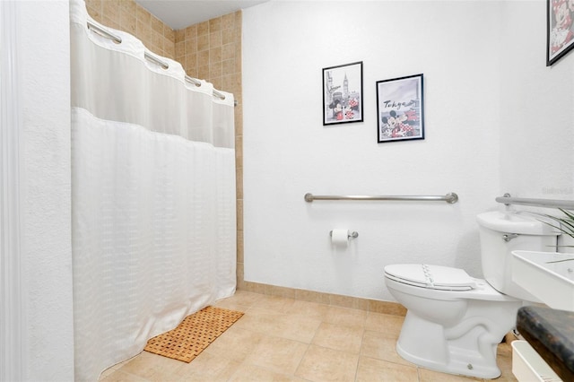 1375 Tuscana Ln Unit 1102, Davenport, FL 33896 - bathroom with toilet, curtained shower, and baseboards