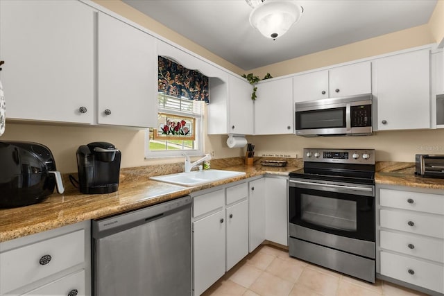 1146 Villa Ln Unit 101, Apopka, FL 32712 - kitchen featuring stainless steel appliances, a sink, white cabinetry, and light countertops