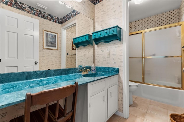 1146 Villa Ln Unit 101, Apopka, FL 32712 - full bath featuring tile patterned floors, toilet, vanity, wallpapered walls, and enclosed tub / shower combo