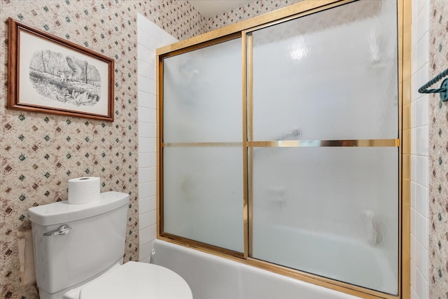 1146 Villa Ln Unit 101, Apopka, FL 32712 - full bath featuring combined bath / shower with glass door, toilet, and wallpapered walls