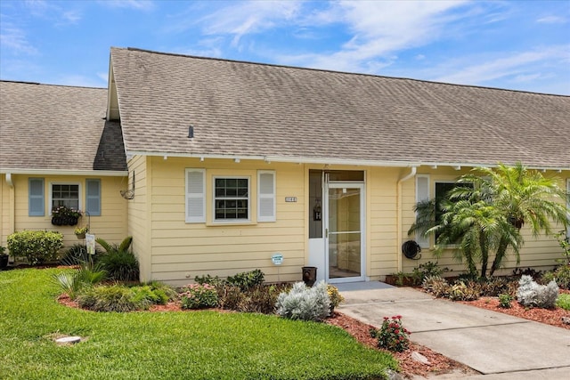 1146 Villa Ln Unit 101, Apopka, FL 32712 - view of front of house with roof with shingles and a front lawn