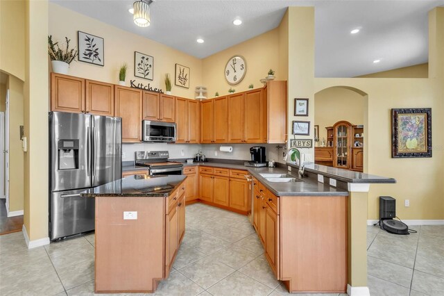 1017 Parkside Pointe Blvd, Apopka, FL 32712 - kitchen with appliances with stainless steel finishes, a sink, a high ceiling, arched walkways, and dark countertops