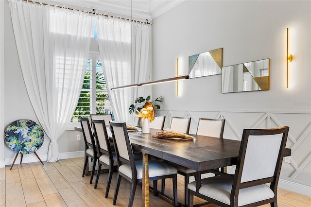 4754 Manning Ct, Sarasota, FL 34240 - dining space featuring crown molding, light wood-style flooring, and baseboards