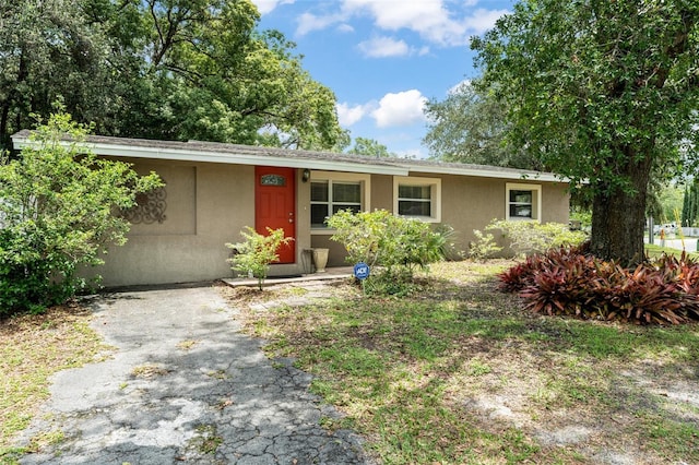 17 S Aurora Dr, Apopka, FL 32703 - ranch-style house with stucco siding