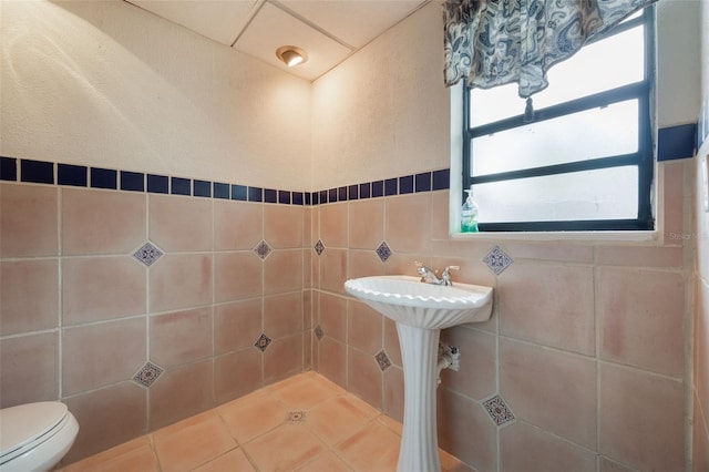 148 Olive Tree Cir Unit 148, Altamonte Springs, FL 32714 - bathroom with toilet, tile walls, and tile patterned floors