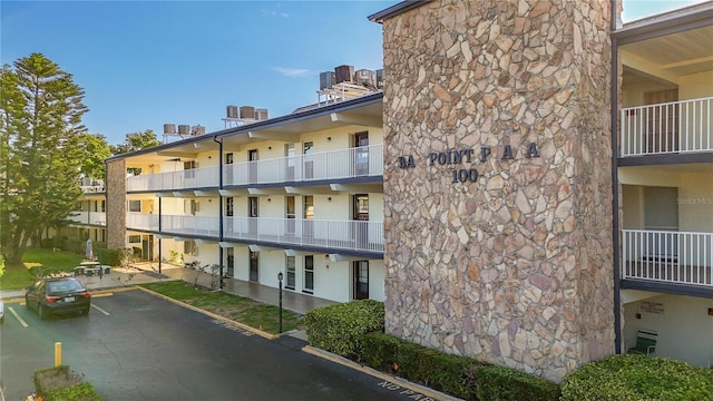 6100 12th St S Unit 313, Saint Petersburg, FL 33705 - view of building exterior with uncovered parking