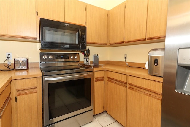 3939 Magnolia Lake Ln, Orlando, FL 32810 - kitchen with stainless steel appliances, light countertops, and light tile patterned floors