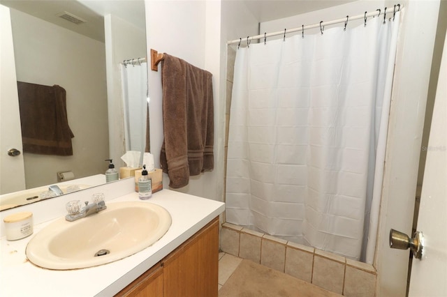 3939 Magnolia Lake Ln, Orlando, FL 32810 - full bath featuring vanity and curtained shower