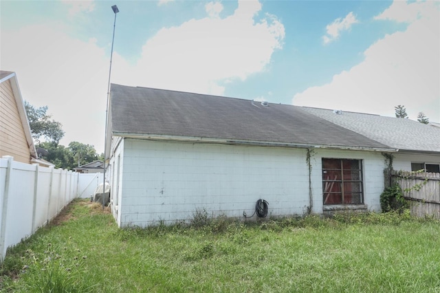 3939 Magnolia Lake Ln, Orlando, FL 32810 - rear view of property featuring roof with shingles
