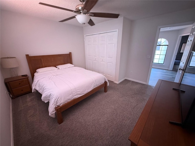 bedroom featuring carpet floors, a closet, ceiling fan, and a textured ceiling