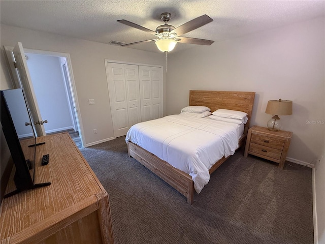 bedroom with carpet flooring, a closet, a ceiling fan, and a textured ceiling