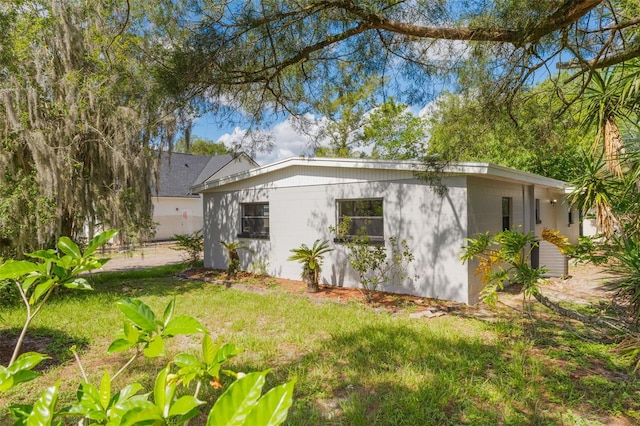 212 Homewood Dr, Sanford, FL 32773 - view of side of home featuring a yard