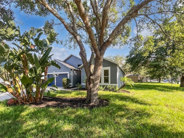 612 Doe Cove Pl, Apopka, FL 32703 - view of green lawn with a garage