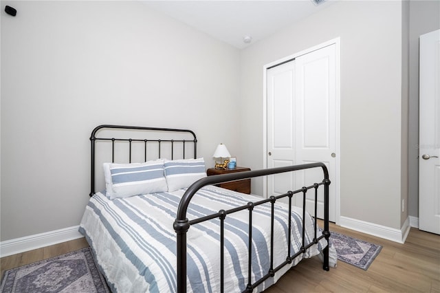 16489 Silver Brook Way, Winter Garden, FL 34787 - bedroom featuring light wood-style flooring, a closet, and baseboards
